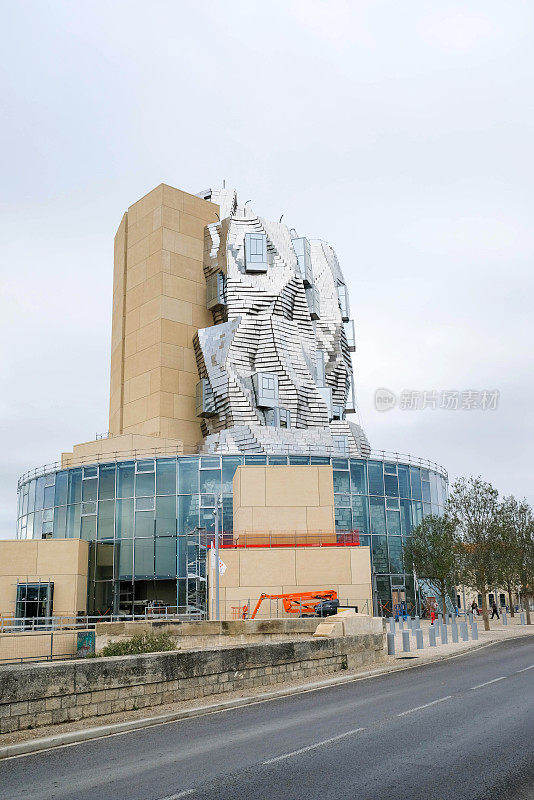 建筑师Frank Gehry为Luma Arles文化中心设计的反射铝面板扭曲塔。当代建筑。